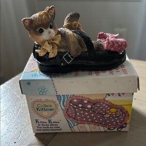 Calico Kittens Figurine and Shoe Box Display Riser